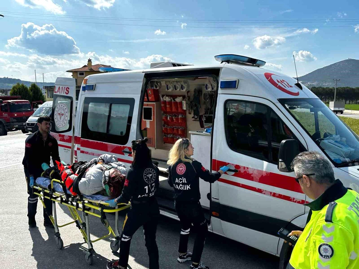Muğla\'da otomobil ile motosiklet çarpışması: 2 yaralı