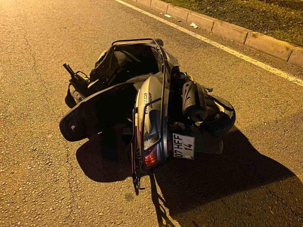 Antalya\'da motosikletli kurye yayaya çarptı: 2 kişi ağır yaralandı