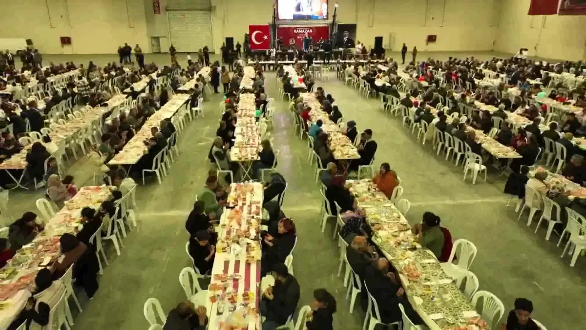 Başkan Muhittin Böcek, Aksulu vatandaşlarla iftarda buluştu