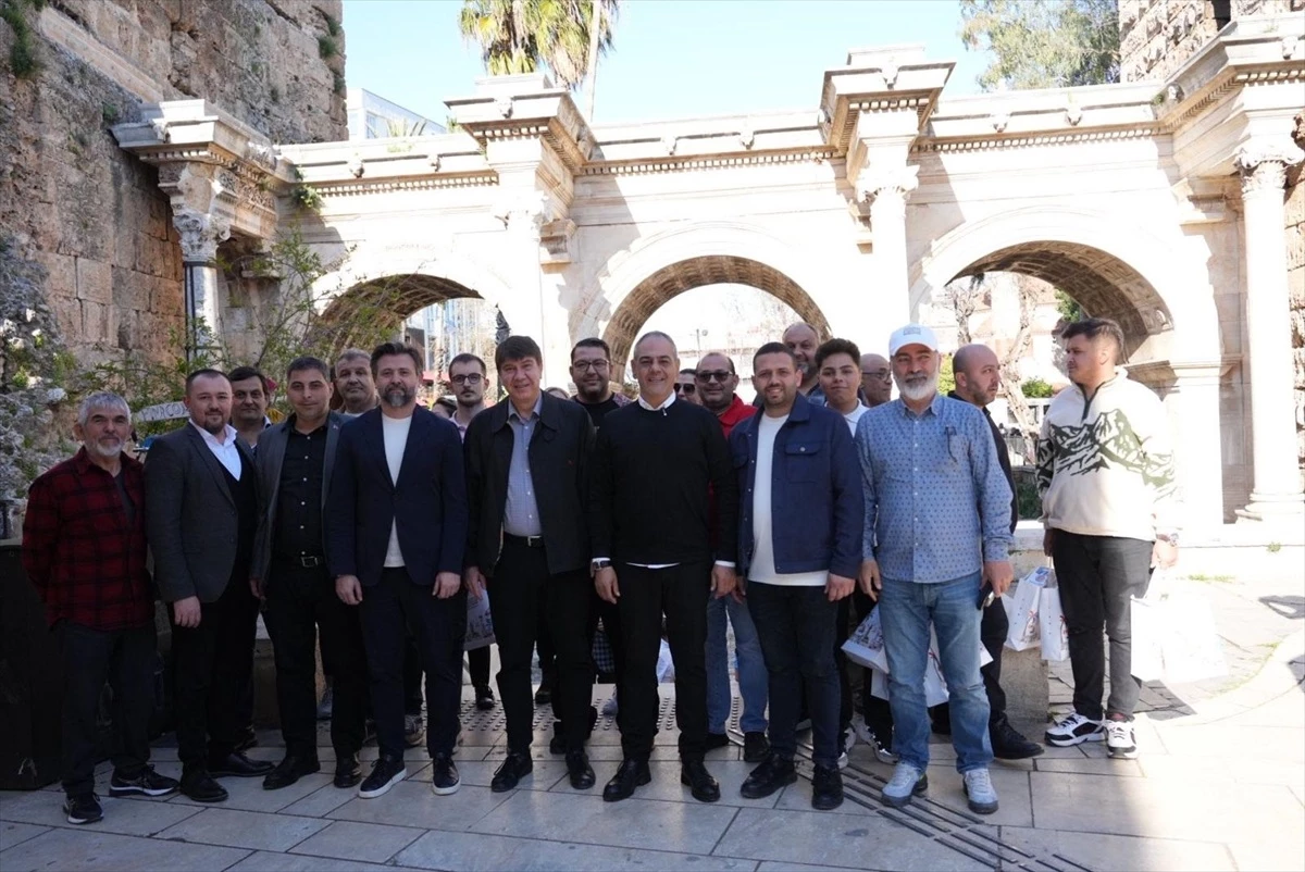 Cumhur İttifakı\'nın Muratpaşa Belediye Başkan Adayı Özdemir Manavoğlu, seçim çalışmaları kapsamında esnaflara ve derneklere ziyaretlerde bulundu