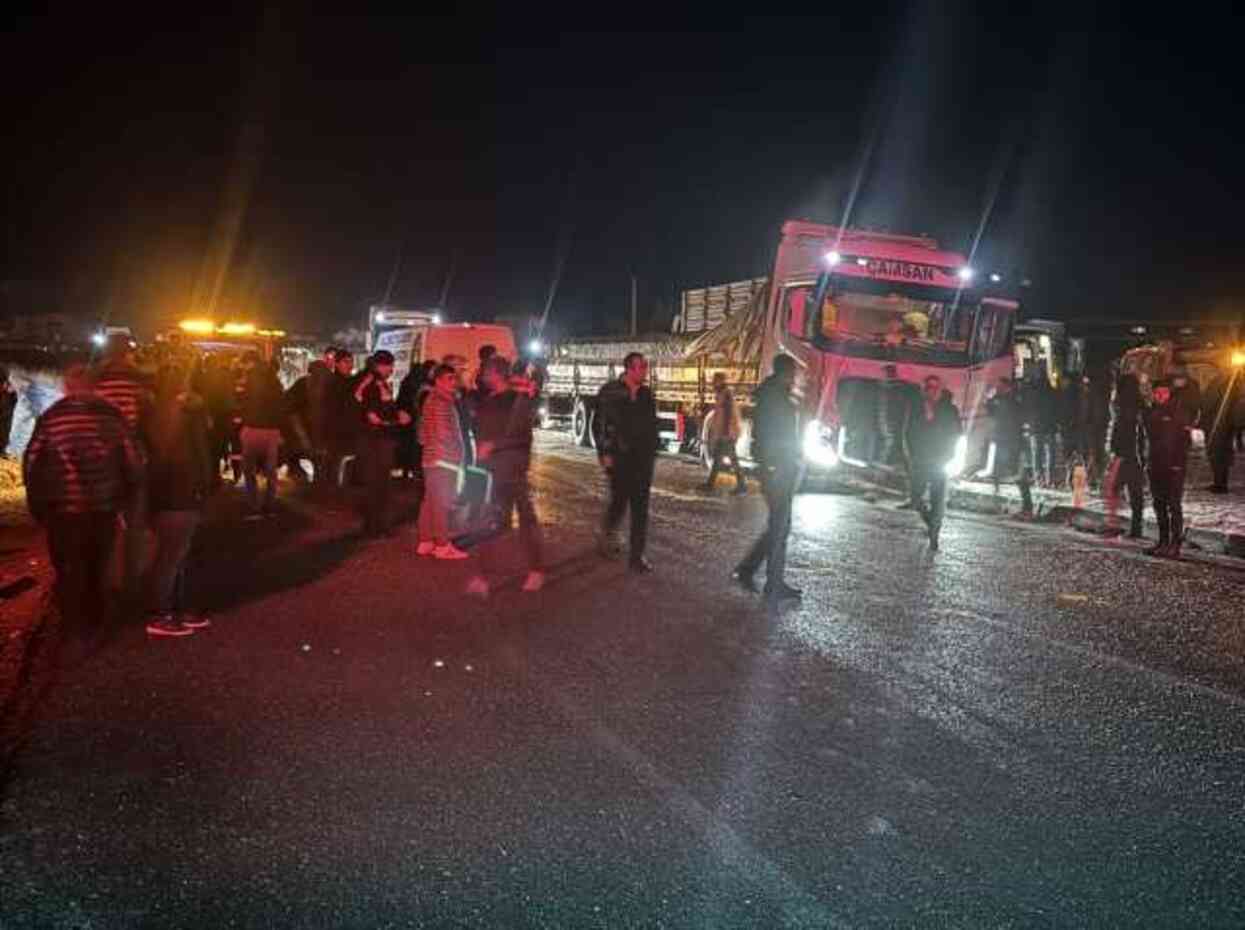Nevşehir'de 14 aracın karıştığı zincirleme trafik kazası: 3'ü ağır 7 yaralı Nevşehir'de 14 aracın karıştığı zincirleme trafik kazası: 3'ü ağır 7 yaralı