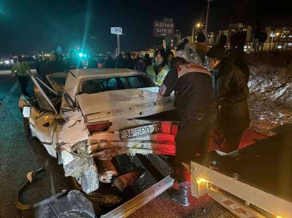 Nevşehir'de 14 aracın karıştığı zincirleme trafik kazası: 3'ü ağır 7 yaralı Nevşehir'de 14 aracın karıştığı zincirleme trafik kazası: 3'ü ağır 7 yaralı