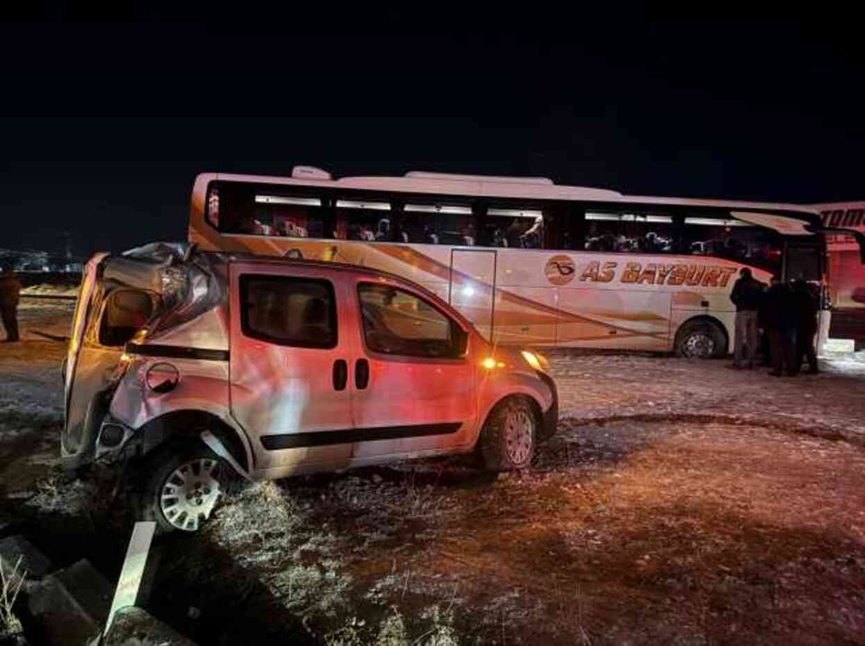 Nevşehir'de 14 aracın karıştığı zincirleme trafik kazası: 3'ü ağır 7 yaralı Nevşehir'de 14 aracın karıştığı zincirleme trafik kazası: 3'ü ağır 7 yaralı