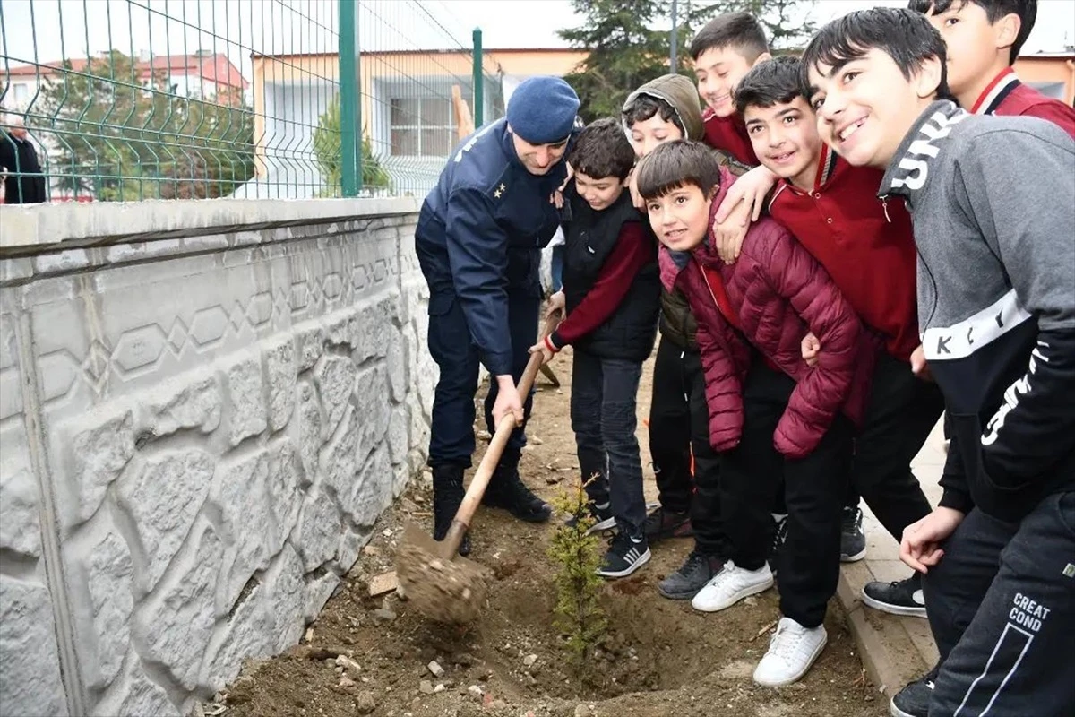 Orman Haftası\'nda 700 fidan okul bahçelerine dikildi