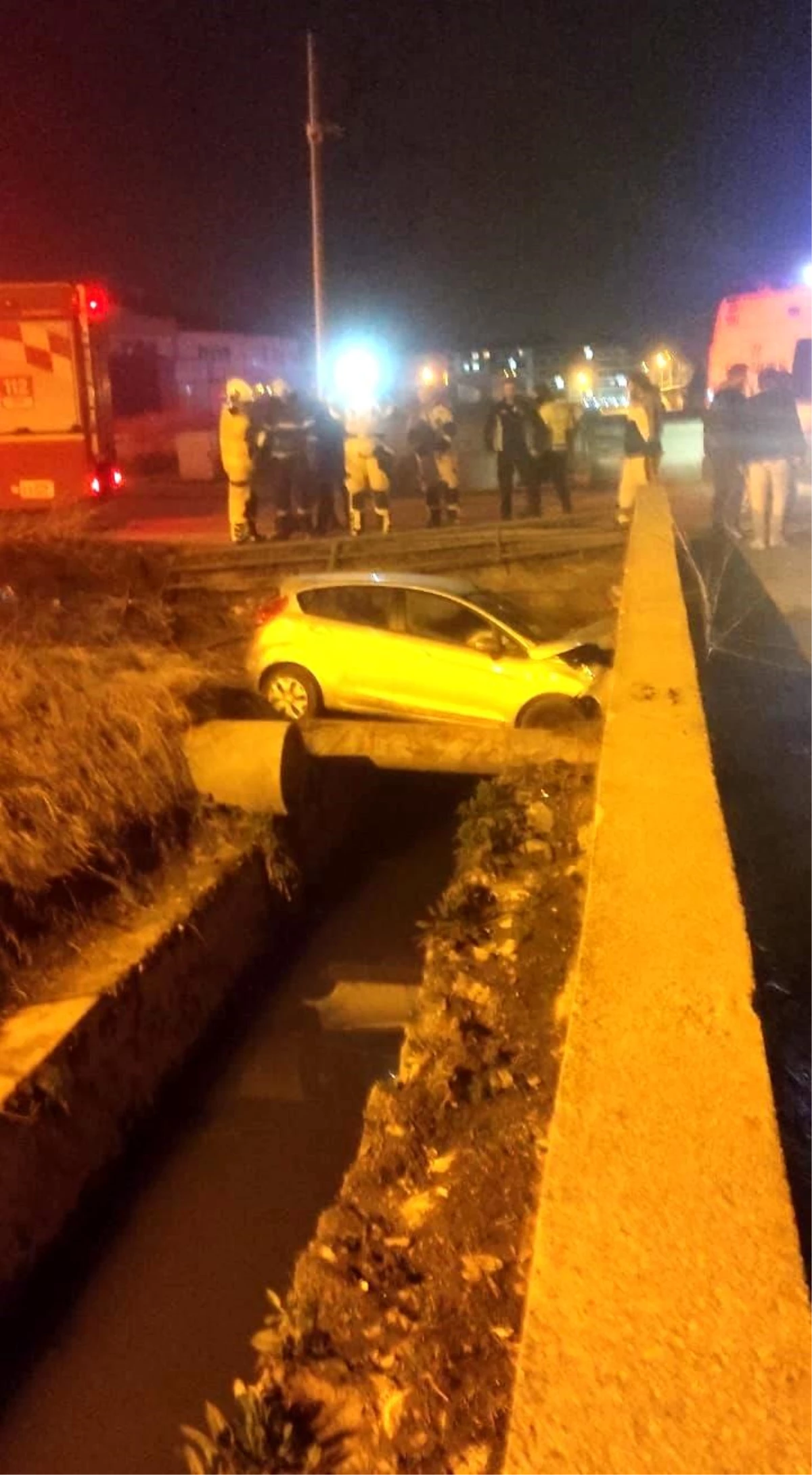 Kütahya\'da otomobil sulama kanalına devrildi, 1 kişi yaralandı