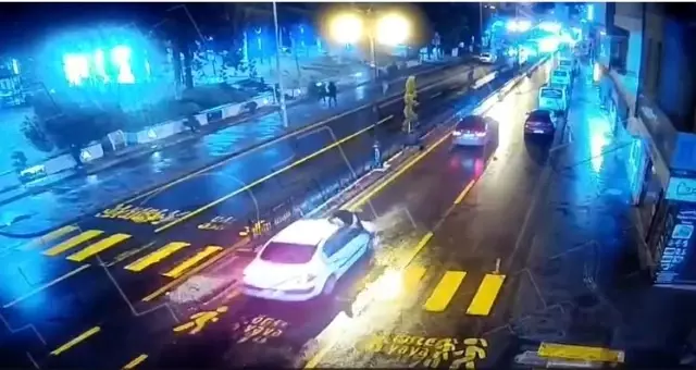 Para almak için seyir halindeki otomobilin önüne kendini atan şahıs mobeseye yakalandı Para almak için seyir halindeki otomobilin önüne kendini atan şahıs mobeseye yakalandı