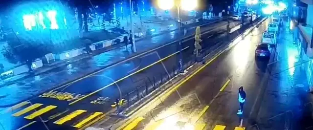 Para almak için seyir halindeki otomobilin önüne kendini atan şahıs mobeseye yakalandı Para almak için seyir halindeki otomobilin önüne kendini atan şahıs mobeseye yakalandı