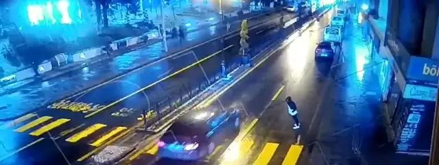 Para almak için seyir halindeki otomobilin önüne kendini atan şahıs mobeseye yakalandı Para almak için seyir halindeki otomobilin önüne kendini atan şahıs mobeseye yakalandı