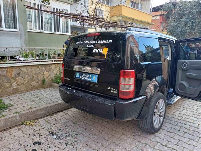 İYİ Parti Nazilli Belediye Başkan adayı Cüneyt Korkmaz'ın aracı kurşunlandı İYİ Parti Nazilli Belediye Başkan adayı Cüneyt Korkmaz'ın aracı kurşunlandı