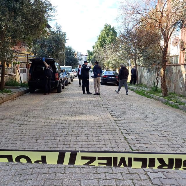 İYİ Parti Nazilli Belediye Başkan adayı Cüneyt Korkmaz'ın aracı kurşunlandı İYİ Parti Nazilli Belediye Başkan adayı Cüneyt Korkmaz'ın aracı kurşunlandı