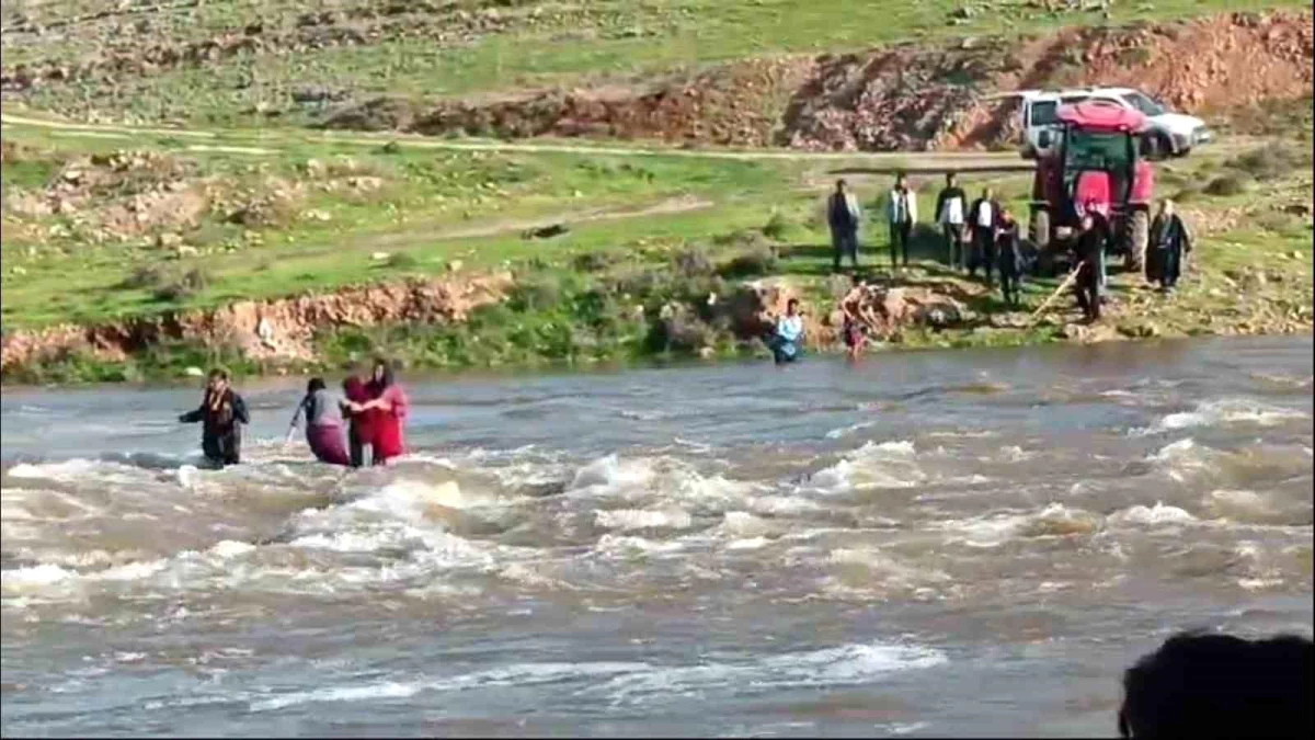 Şanlıurfa\'da dere kenarında oynayan çocuklar akıntıya kapıldı, bir çocuk kayboldu