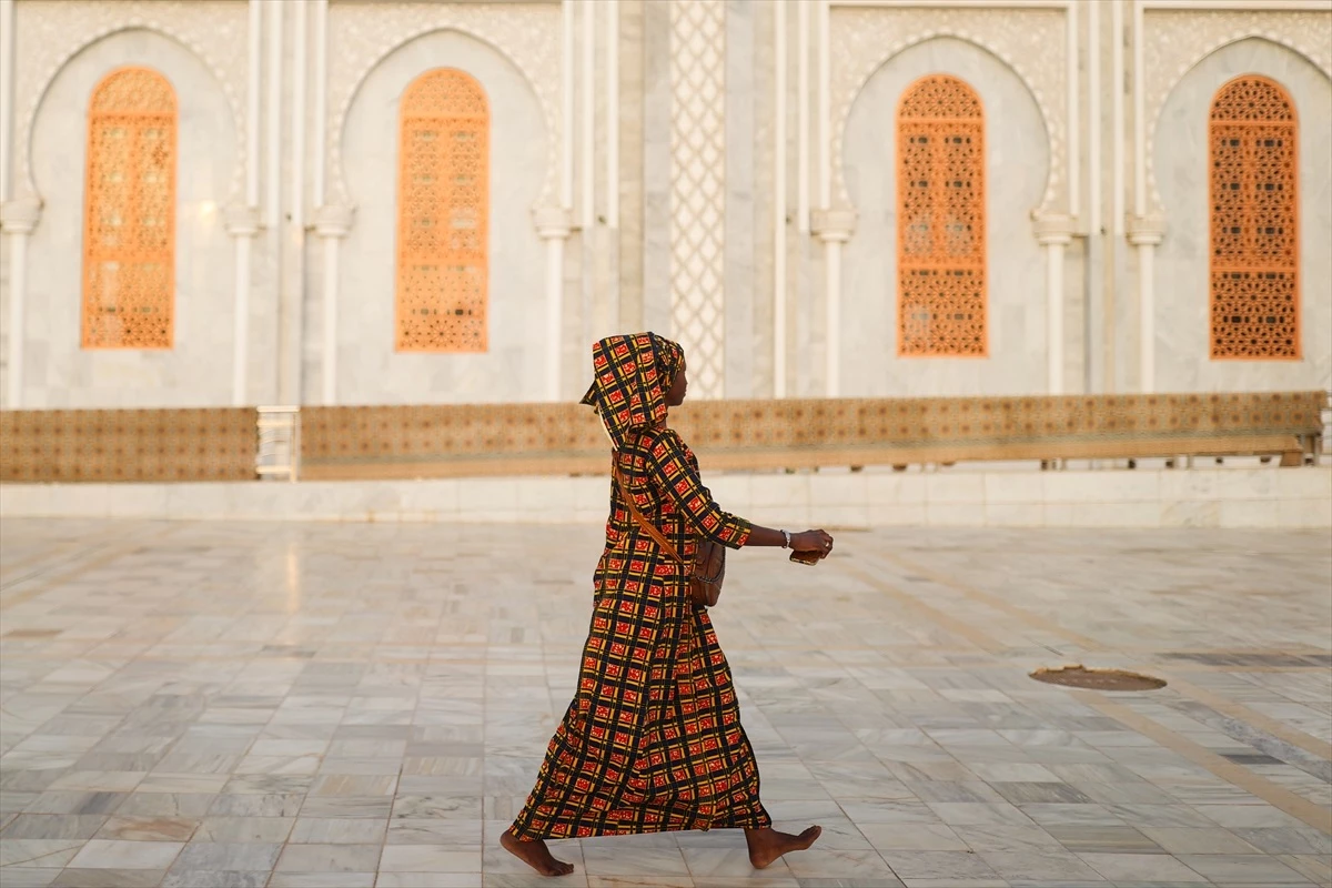 Senegal\'deki Massalikoul Jinaan Camisi\'nde Ücretsiz İftar Veriliyor