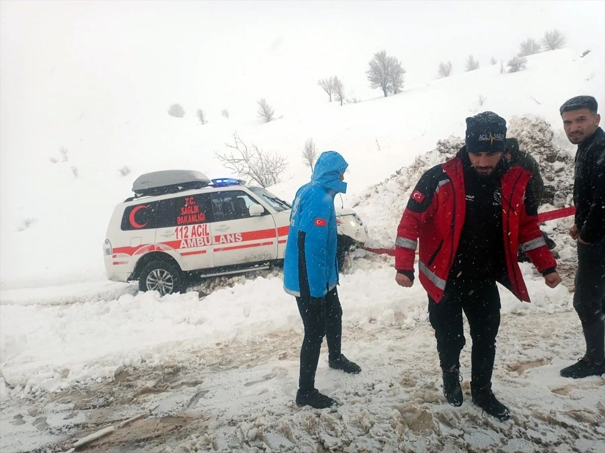 Siirt\'te kar nedeniyle kapanan yollarda mahsur kalanlar kurtarıldı