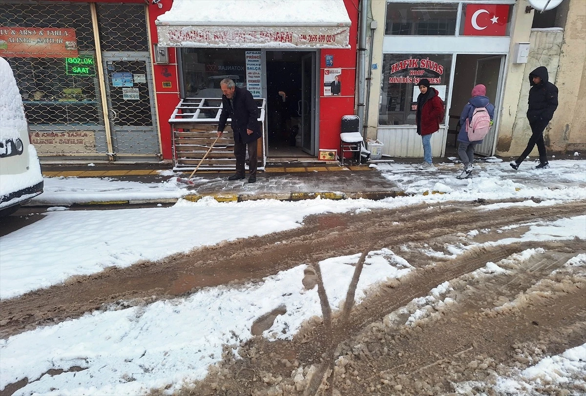 Sivas\'ın Hafik, Ulaş ve Gemerek ilçelerinde kar yağışı etkili oldu