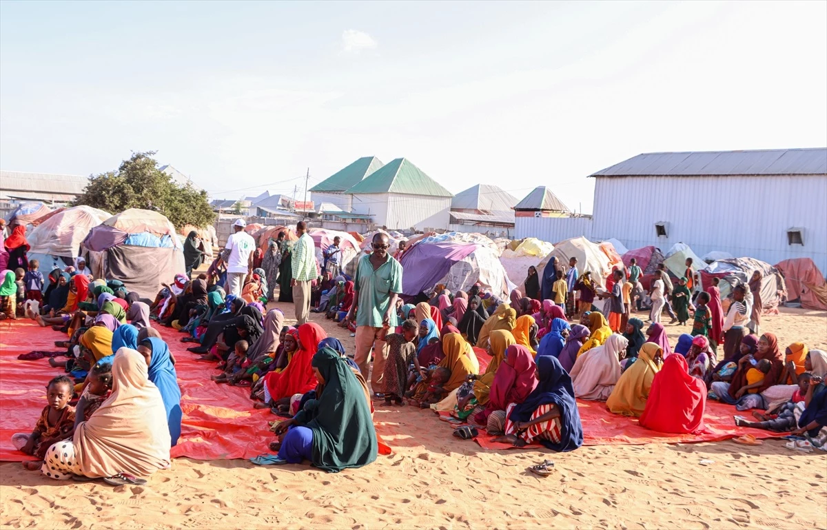 Somali\'deki mülteci kamplarına iftar yemeği dağıtıldı