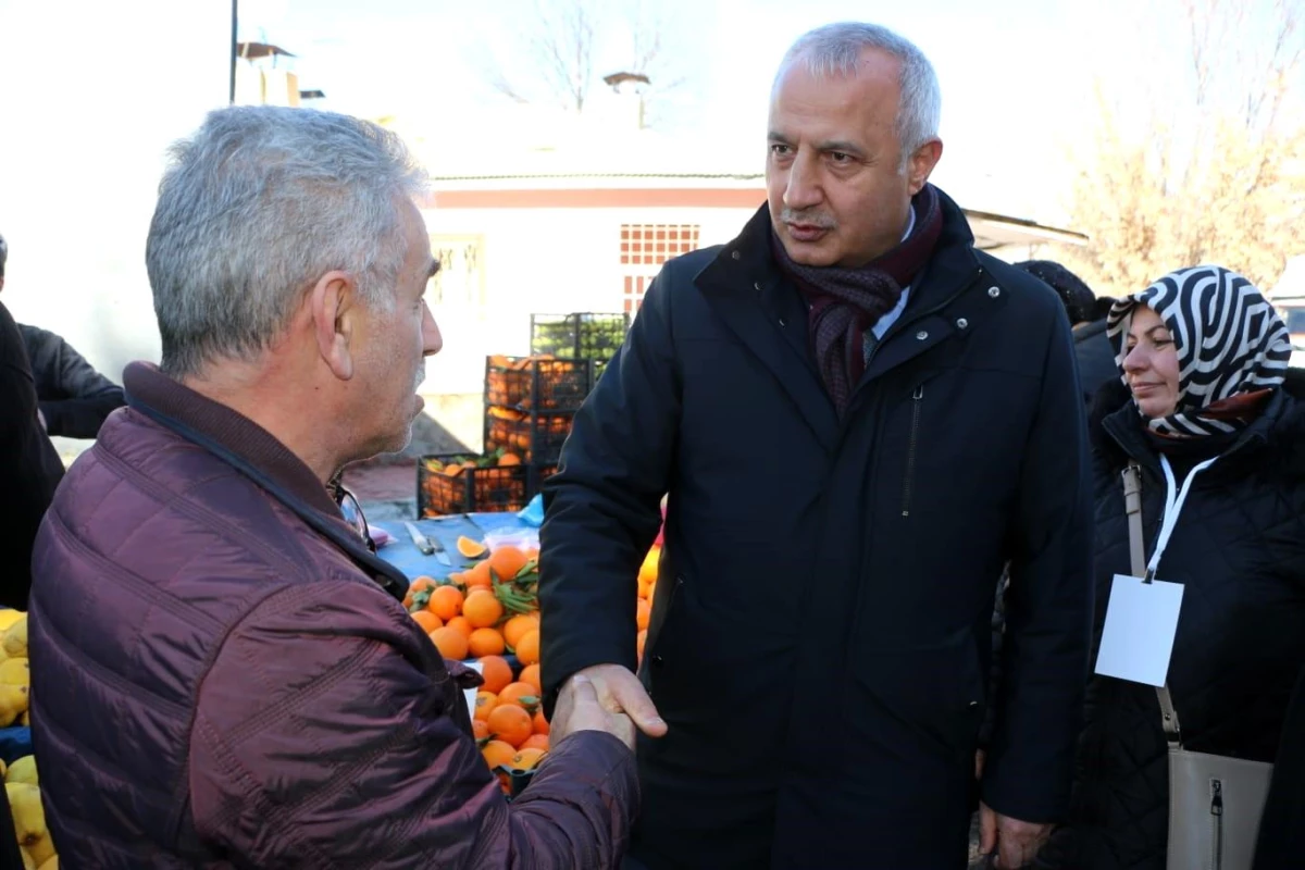 Cumhur İttifakı Aziziye Belediye Başkan Adayı Eyüp Tavlaşoğlu, pazarcı esnafını dinledi