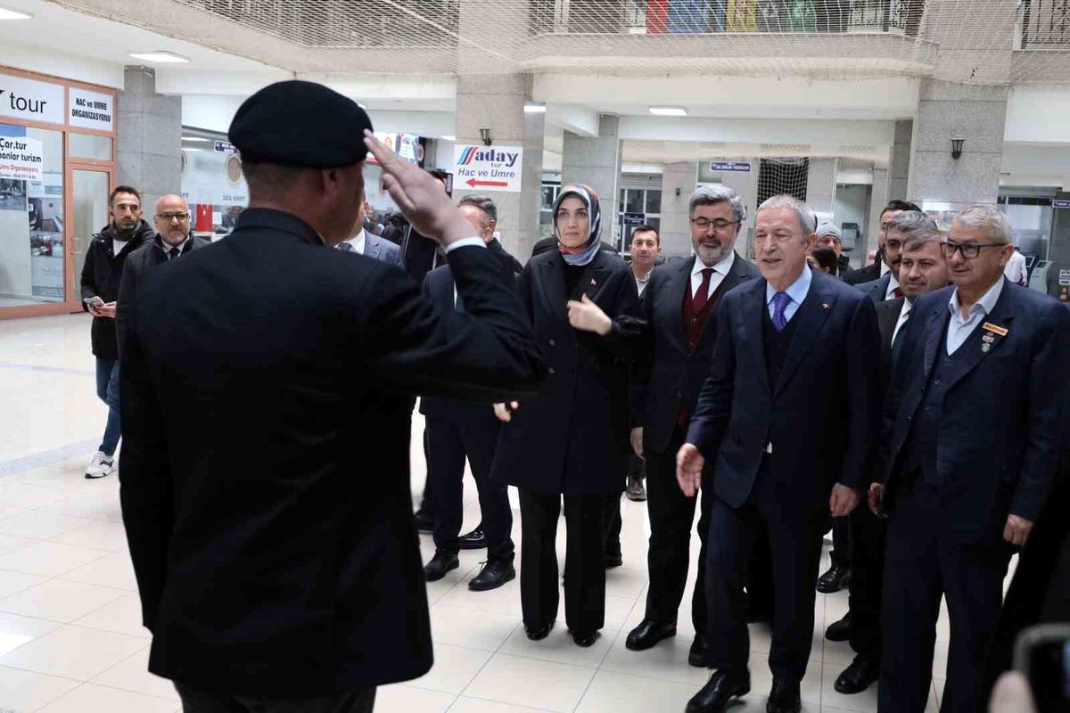 TBMM Milli Savunma Komisyonu Başkanı Hulusi Akar, gazilerden oluşan tören mangasıyla karşılandı
