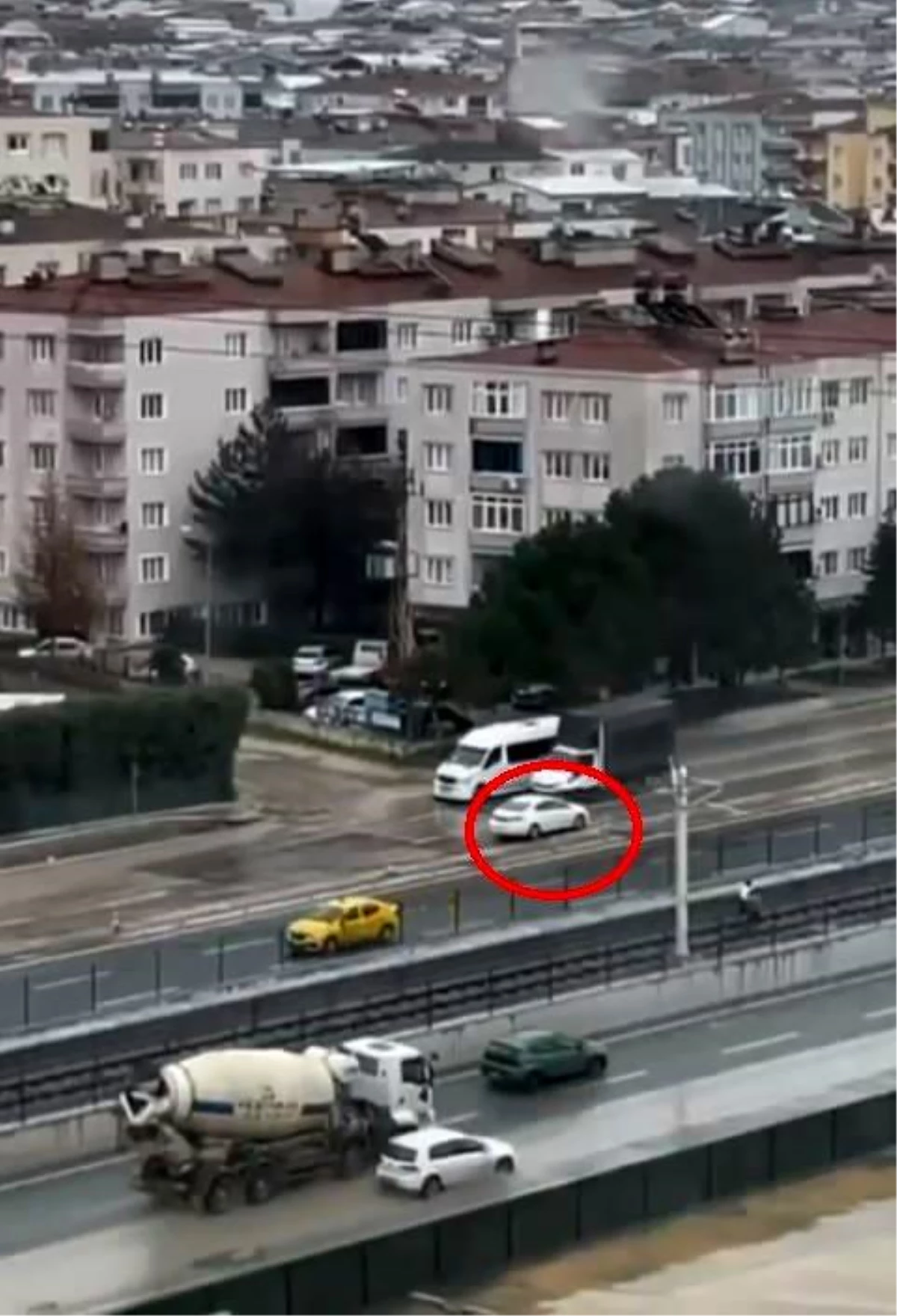 Bursa\'da ters şeritte ilerleyen otomobilin tehlikeli hareketleri kameraya yansıdı