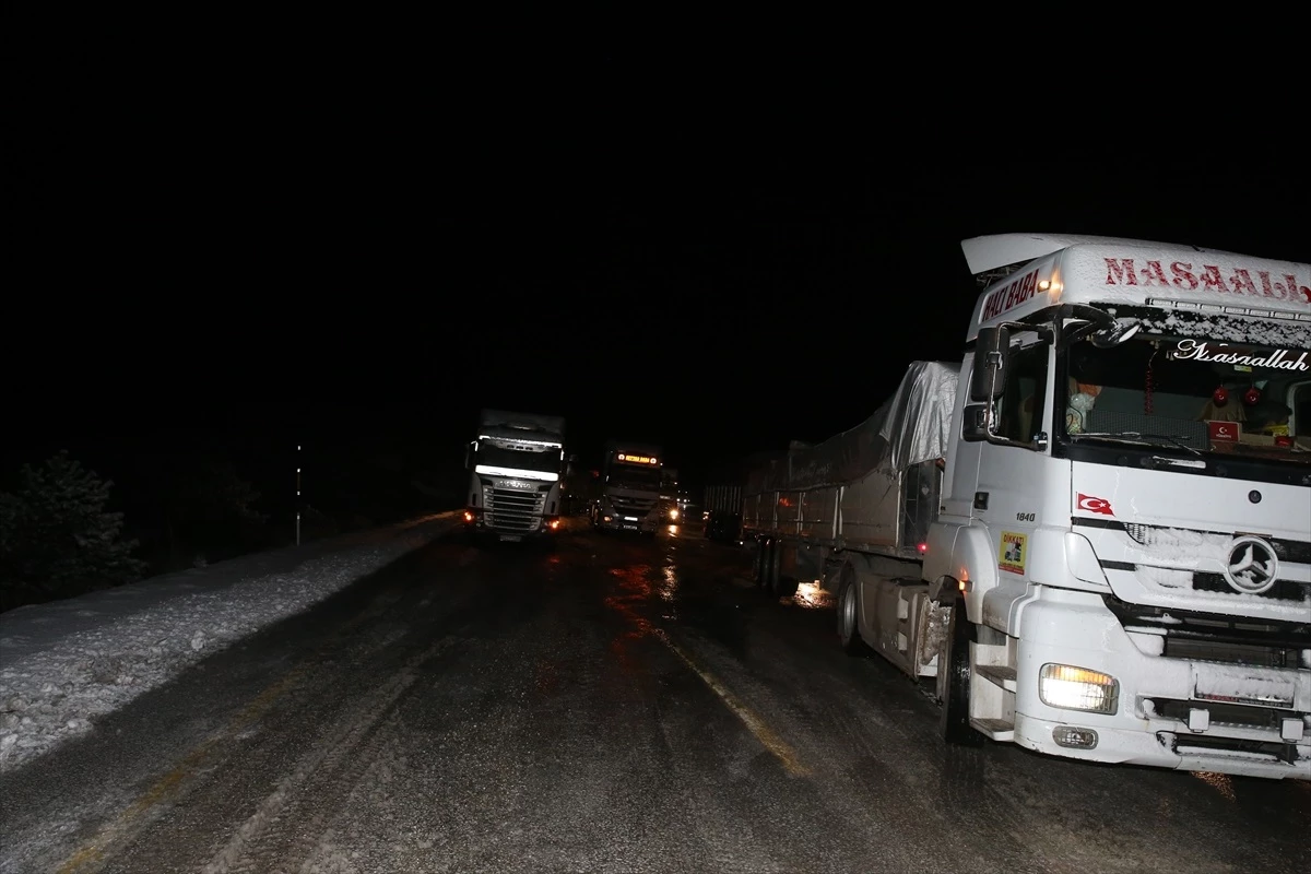 Tokat-Sivas kara yolunda kar yağışı nedeniyle ulaşım aksadı