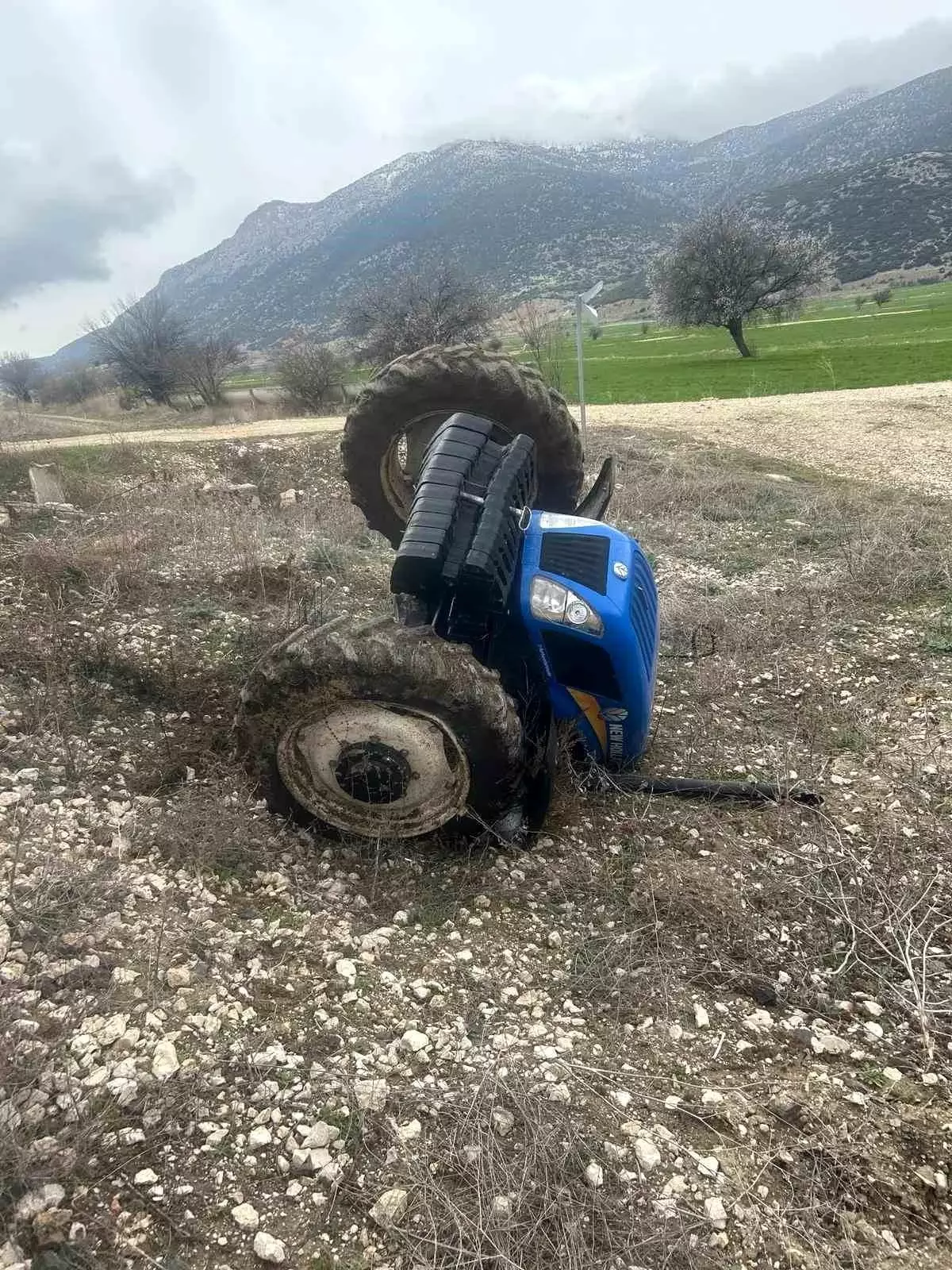 Isparta\'da Traktör ile Yolcu Treni Çarpıştı: 1 Kişi Ağır Yaralandı