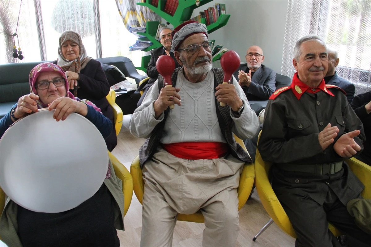 Kayseri\'de Ulu Çınarlar Korosu yaşlıları eğlendiriyor