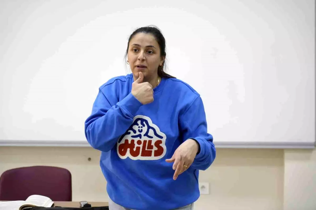 Gümüşhane Üniversitesi öğrencileri işaret diliyle yaşlı bakımını kutladı