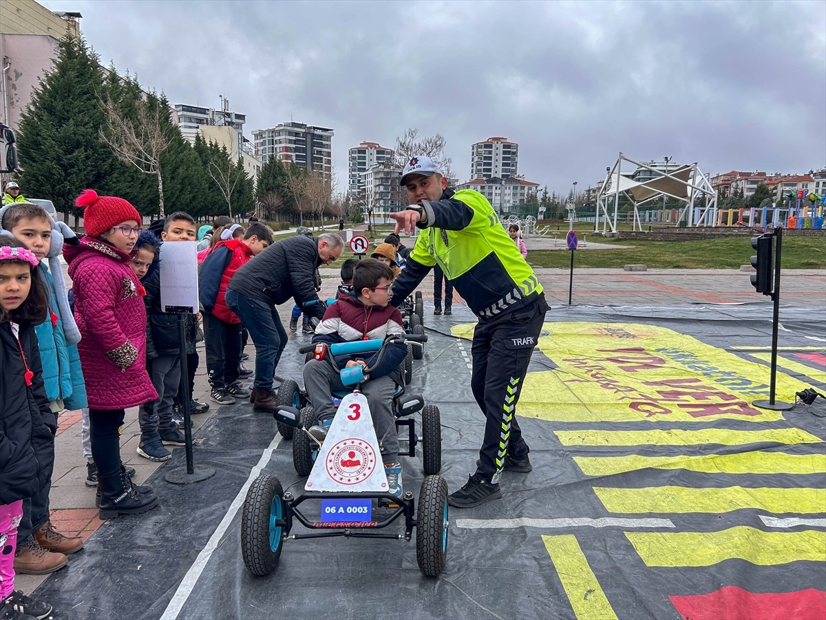 Uşak\'ta Öğrencilere Mobil Trafik Eğitim Tırı ile Trafik Kuralları Anlatıldı