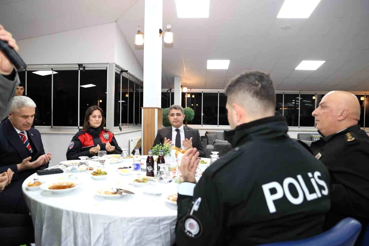 Düzce Valisi Selçuk Aslan, Yenikent Şehit Yalçın Güzeler Polis Merkezi\'nde iftar yaptı