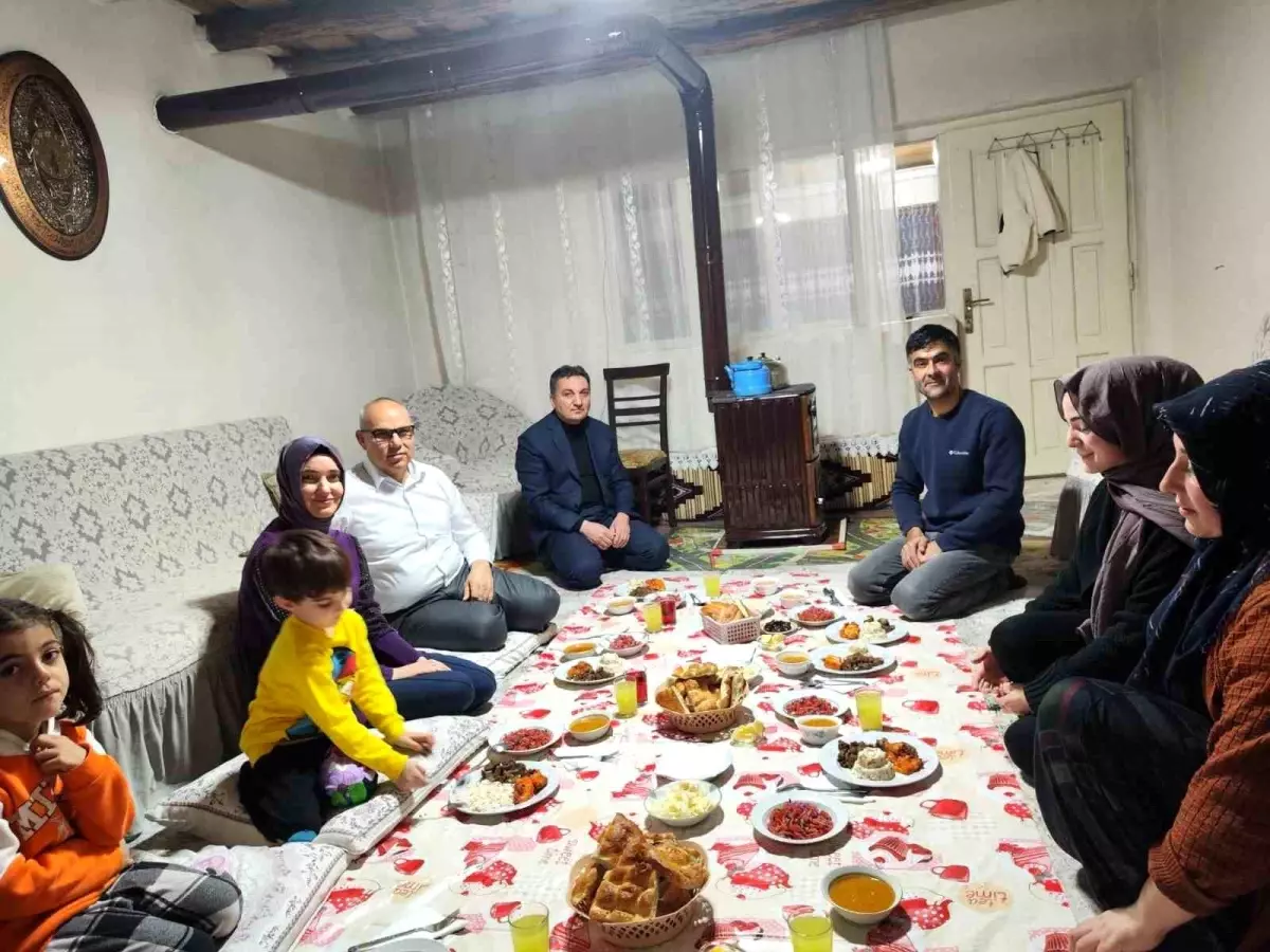 Ağrı Valisi Mustafa Koç ve eşi, Polat ailesinin iftar sofrasına konuk oldu