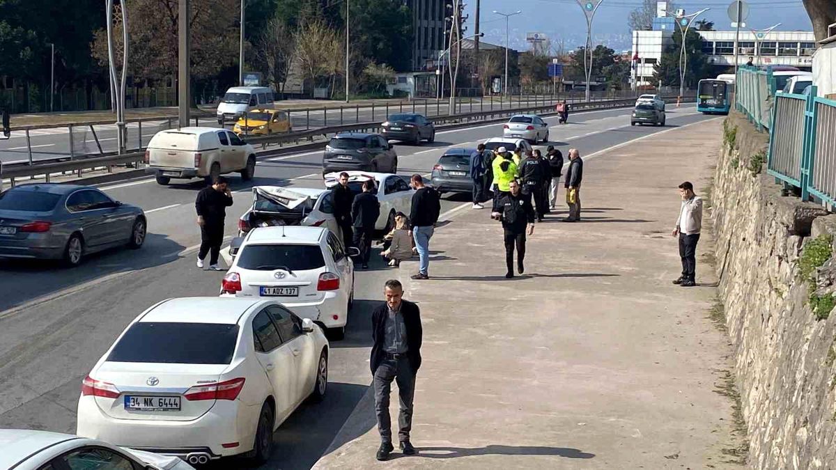 Kocaeli D100 Karayolu\'nda 7 araç karıştığı zincirleme trafik kazasında 5 kişi yaralandı