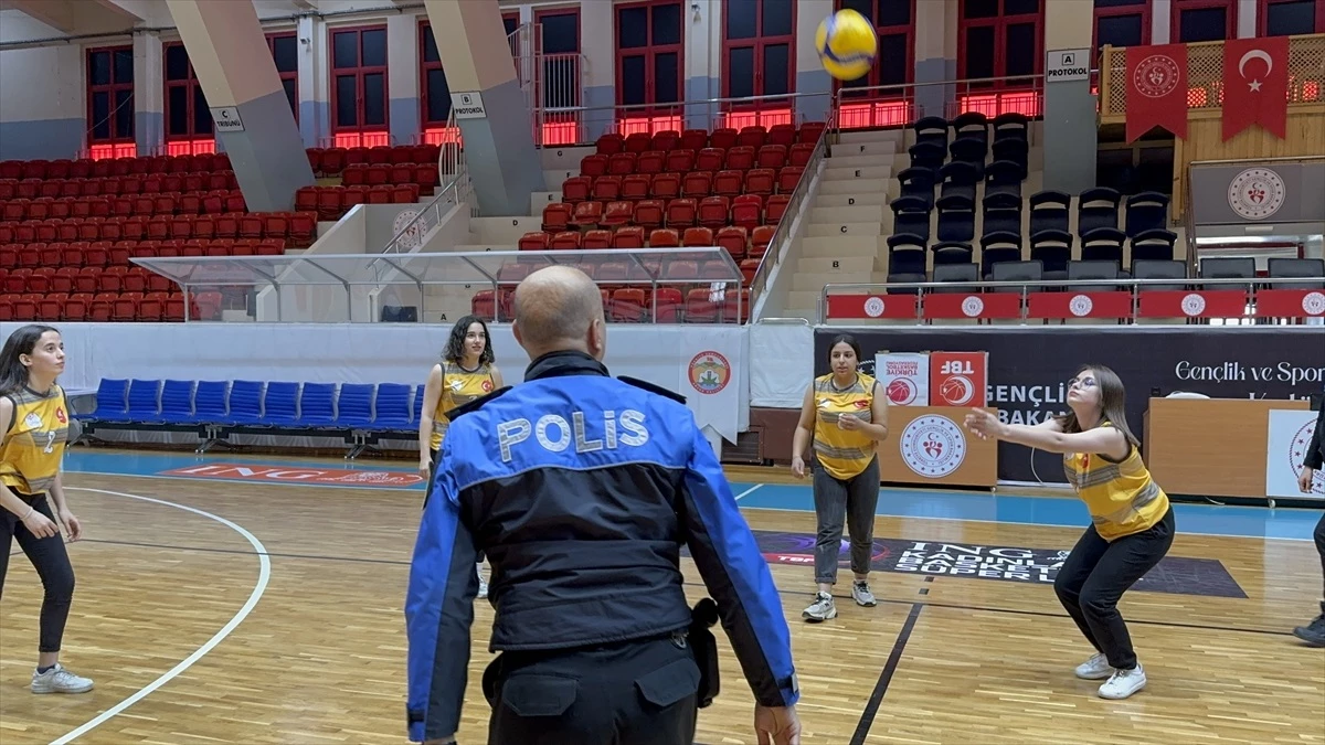 Adana\'da polisler, okullar arası voleybol turnuvasında ilk 3\'e giren takımın oyuncularını Çanakkale ve Bursa gezileriyle ödüllendirdi