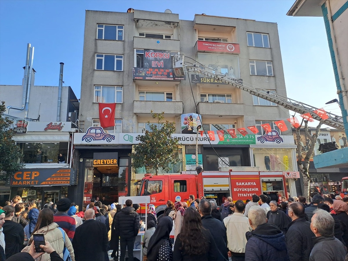 Adapazarı\'nda bir iş yerinde çıkan yangın söndürüldü