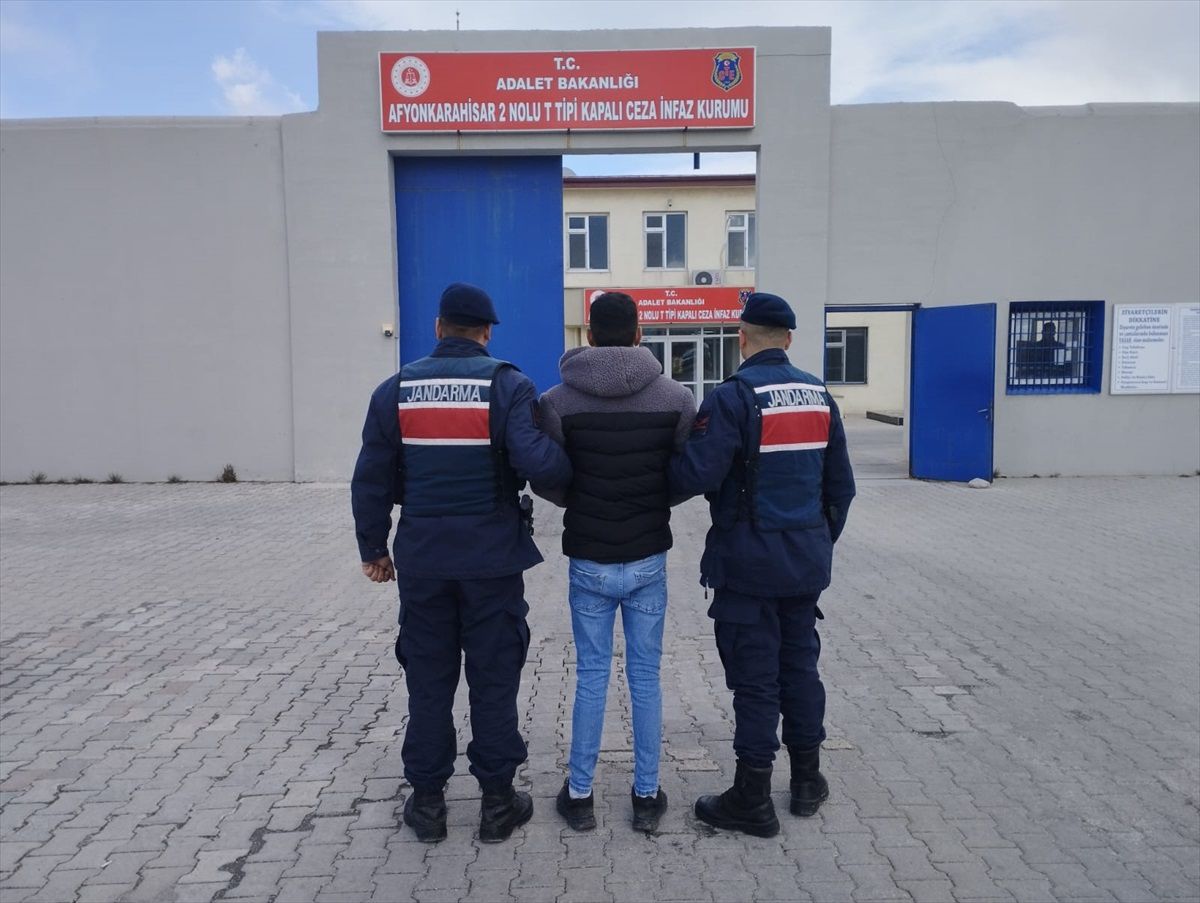 Afyonkarahisar\'da kesinleşmiş hapis cezası bulunan 2 hükümlü yakalandı