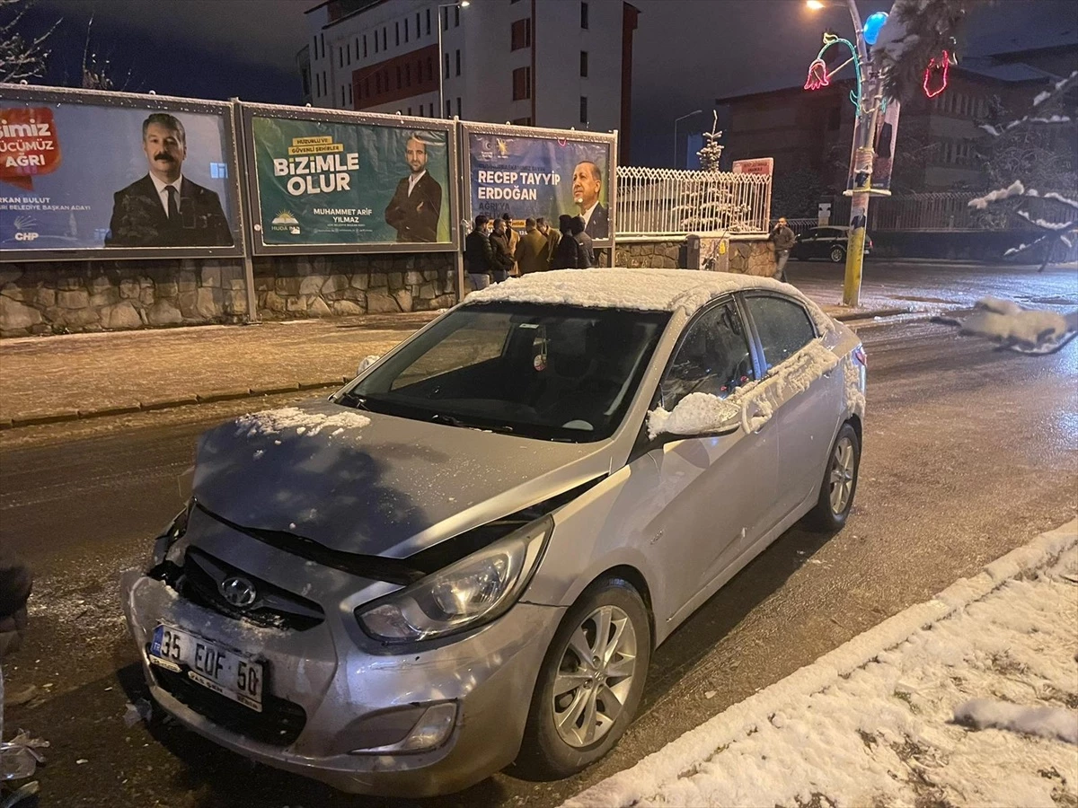 Ağrı\'da kar yağışı sonrası meydana gelen buzlanma nedeniyle 3 trafik kazasında 8 araçta hasar meydana geldi