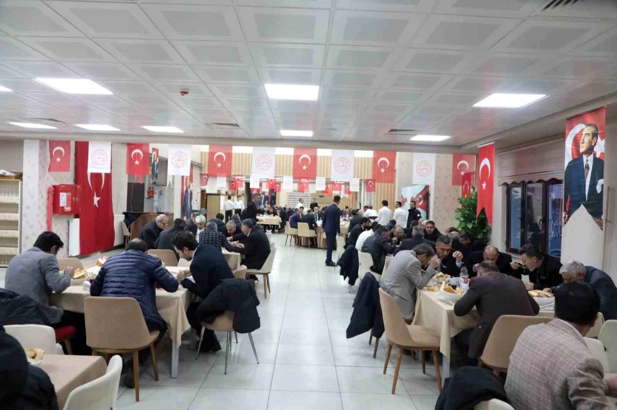 Ağrı Valisi Mustafa Koç, muhtarlarla iftar programında buluştu