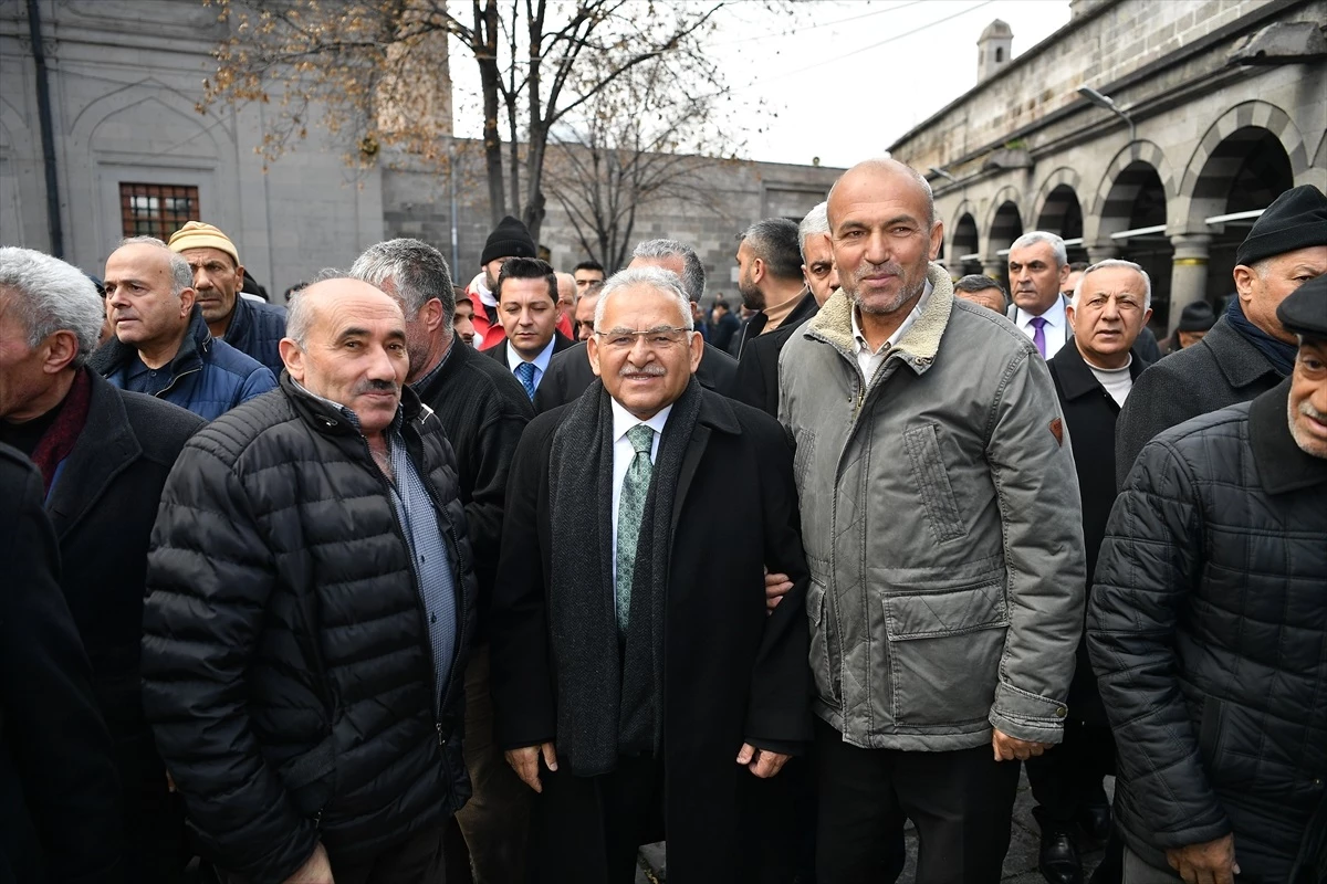 AK Parti Genel Başkanvekili ve Kayseri Büyükşehir Belediye Başkanı Kapalı Çarşı Esnafını Ziyaret Etti