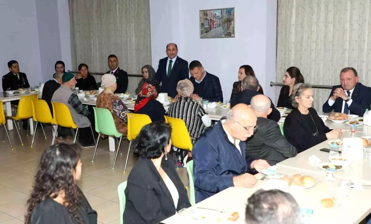 Alanya Kaymakamı ve eşi, huzurevinde yaşlılarla iftar programında buluştu