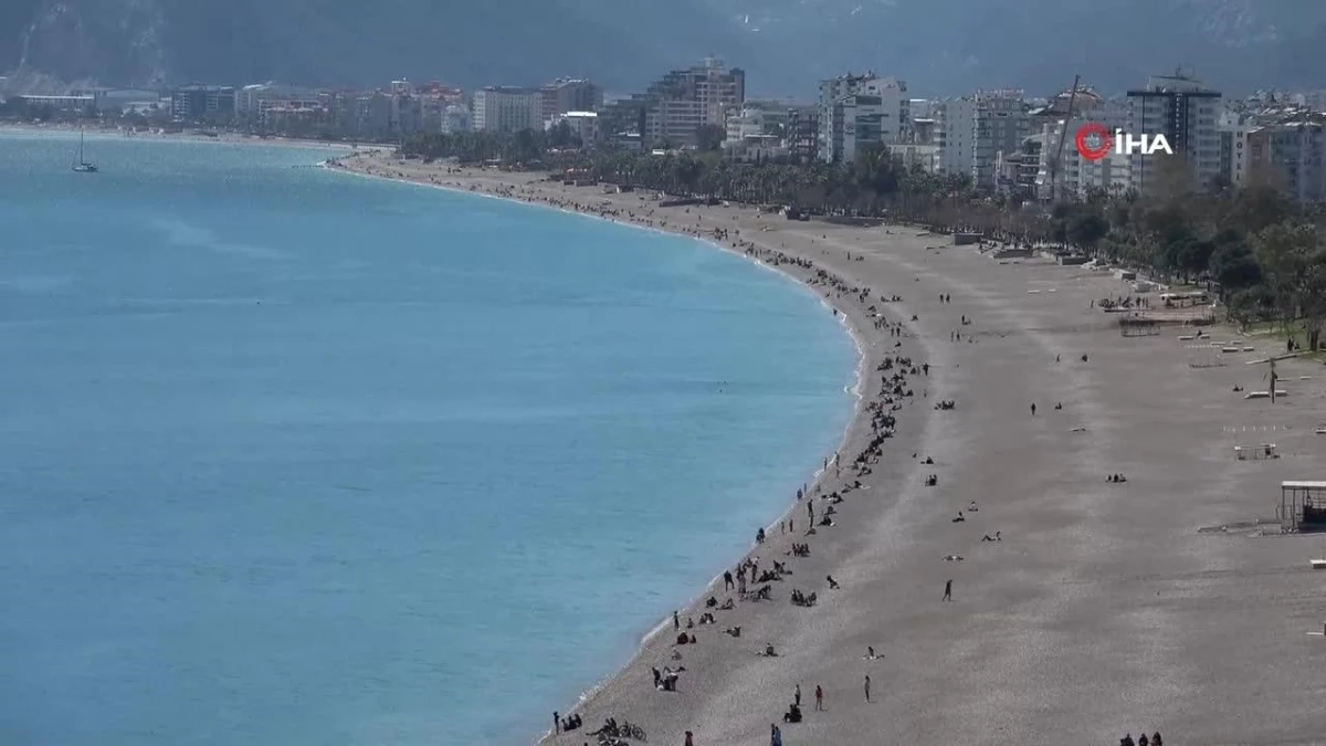 Antalya\'da sahildeki yoğunluk yazı aratmadı