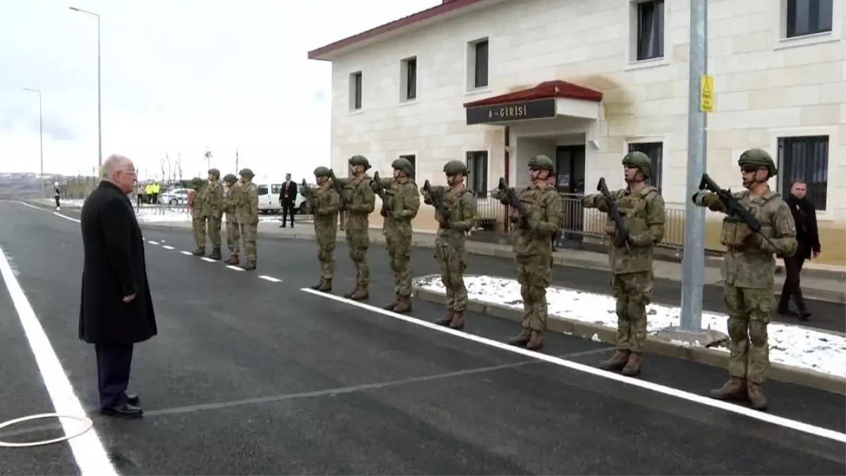 Milli Savunma Bakanı Yaşar Güler, Bayburt\'ta 17. Komando Tugay Komutan Yardımcılığında denetimde bulundu