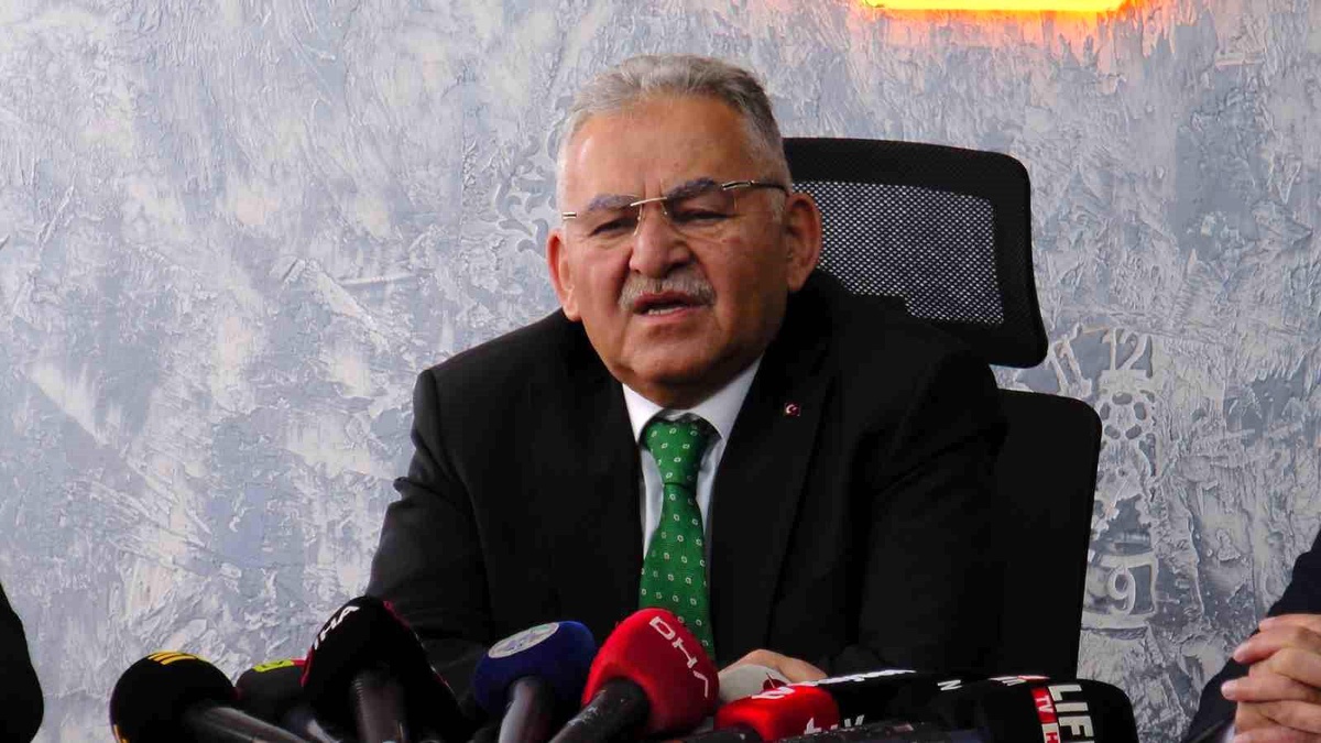 Kayseri Büyükşehir Belediye Başkanı Memduh Büyükkılıç, Kayseri Gazeteciler Cemiyeti\'ni Ziyaret Etti
