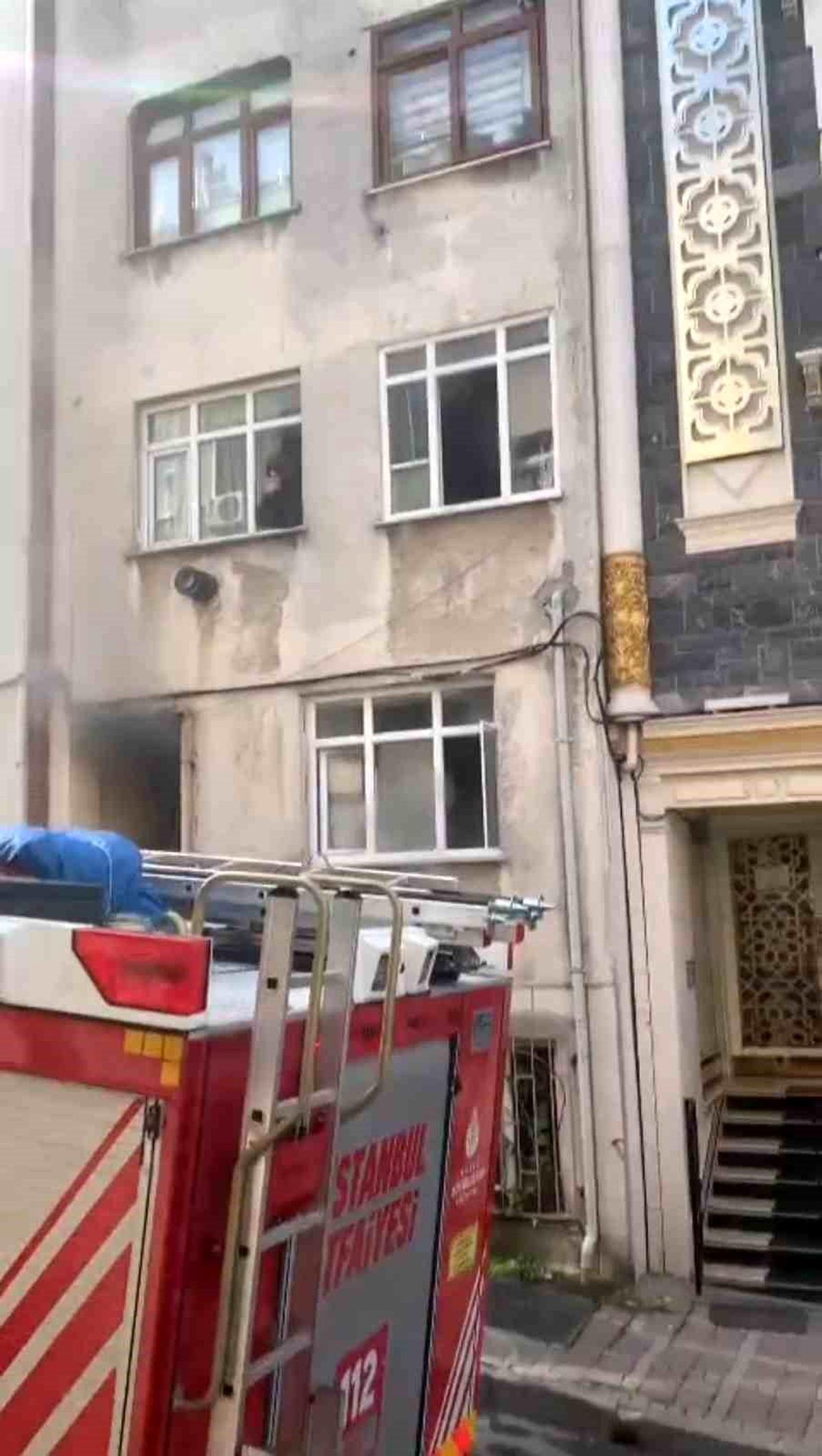 Bayrampaşa\'da çıkan yangında mahsur kalan kişi kurtarıldı
