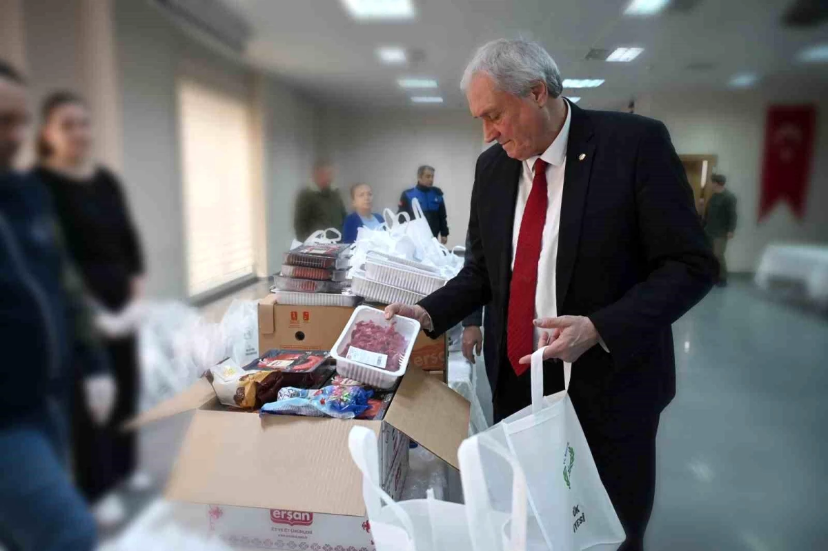Bozüyük Belediyesi İhtiyaç Sahibi Ailelere Bayram Paketi Dağıtımına Başladı