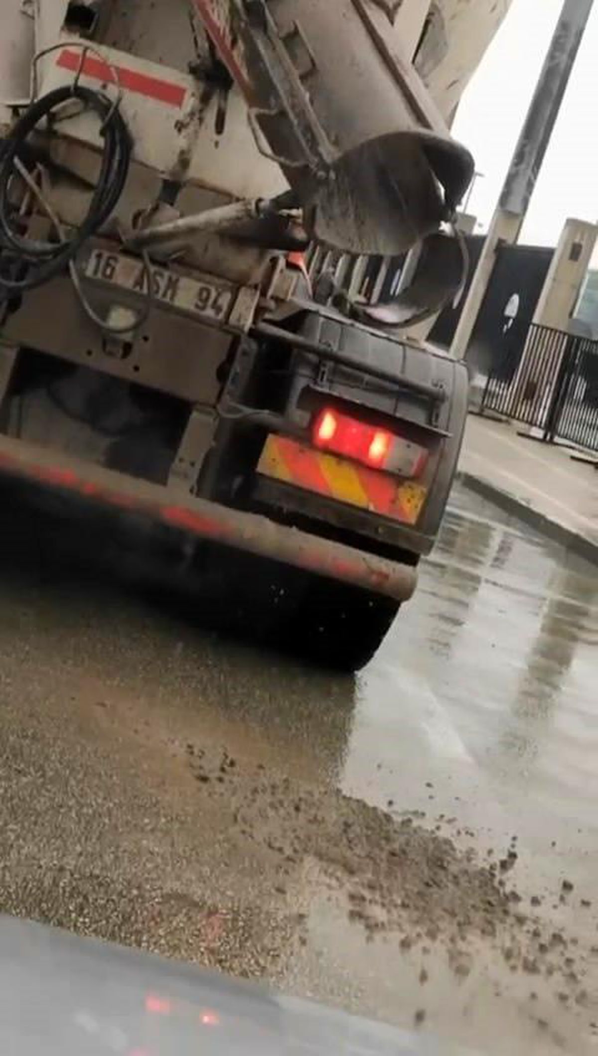 Bursa\'da Beton Mikseri Yolda Beton Dökerek İlerledi
