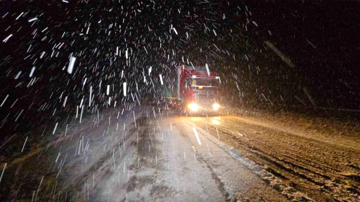 Tokat-Sivas karayolunda etkili olan kar yağışı nedeniyle sürücüler zor anlar yaşadı