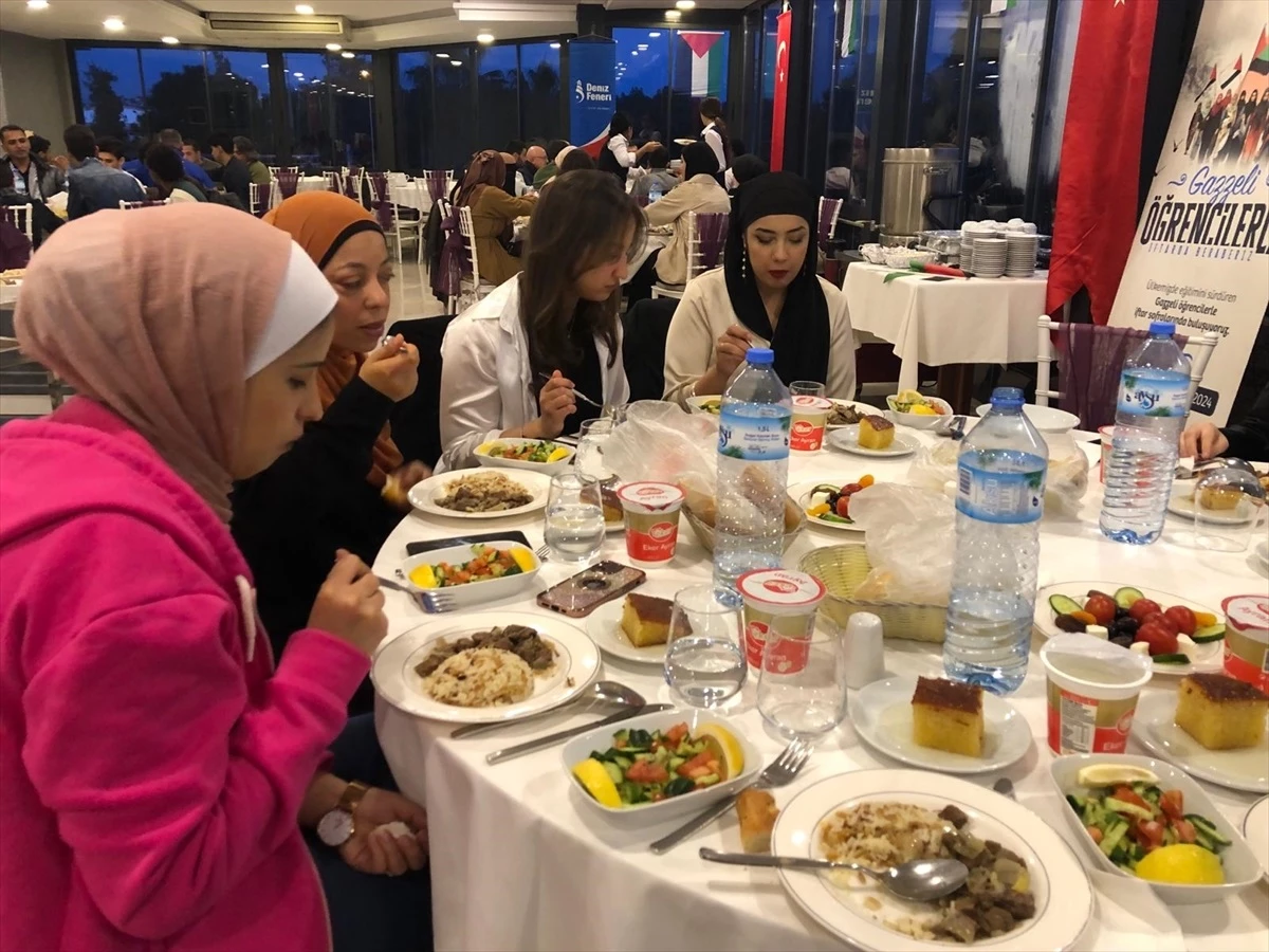 Deniz Feneri Derneği Antalya Temsilciliği Filistinli ve Afrikalı öğrencilere iftar verdi