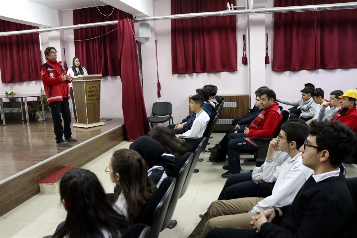 Elazığ\'da Arama Kurtarma Birimi öğrencilere afet bilinci aşılıyor