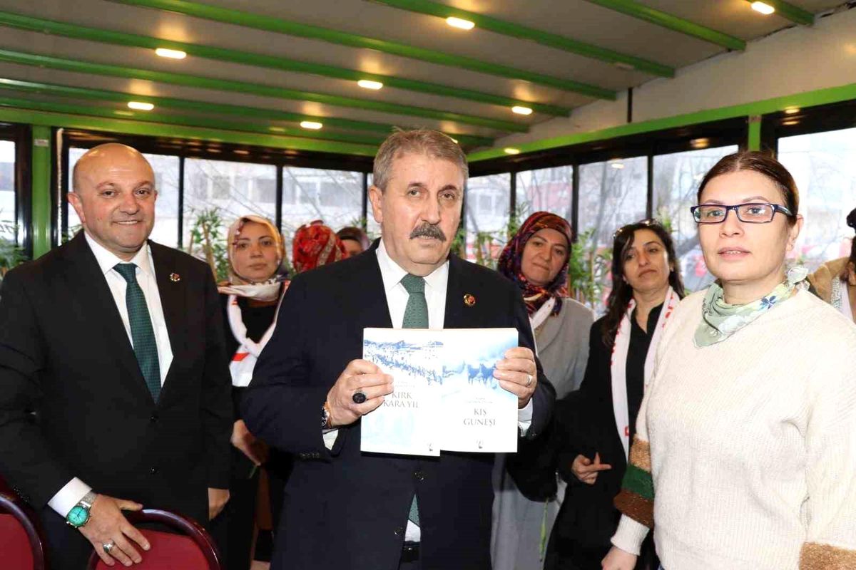 Oltulu yazar Ümran Dağaşan Özlük, kitaplarını Mustafa Destici\'ye hediye etti