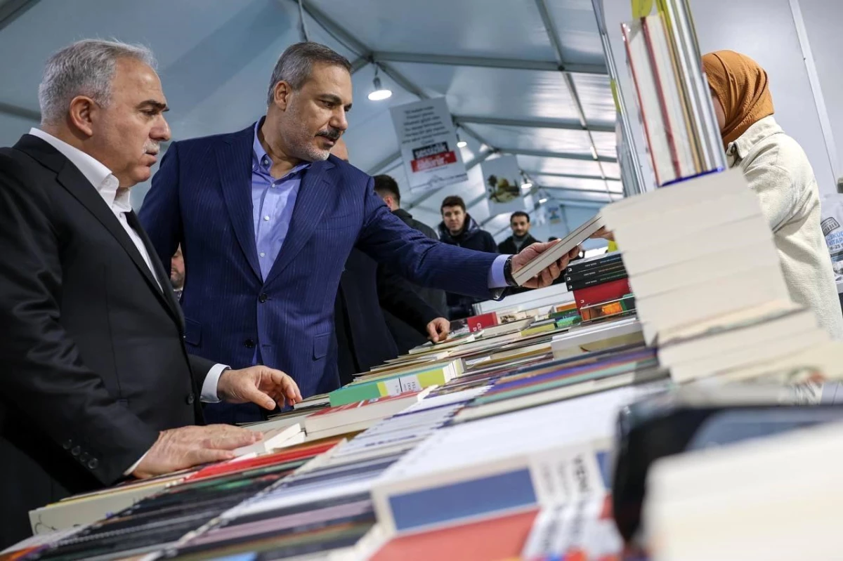 Dışişleri Bakanı Hakan Fidan Fatih Belediyesi ve Fatih Merkez Kütüphanesi\'ni ziyaret etti
