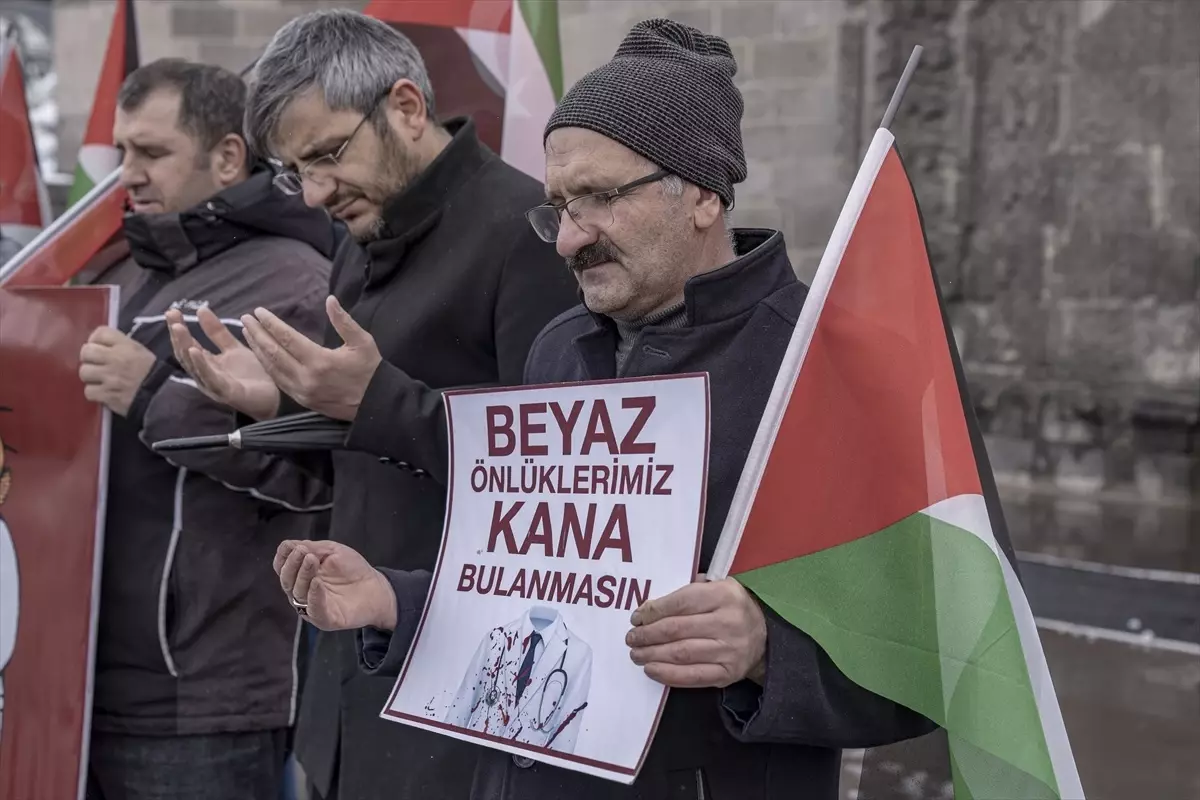 Erzurum\'da Sağlık Çalışanları İsrail\'in Gazze\'ye Yönelik Saldırılarını Protesto Etti