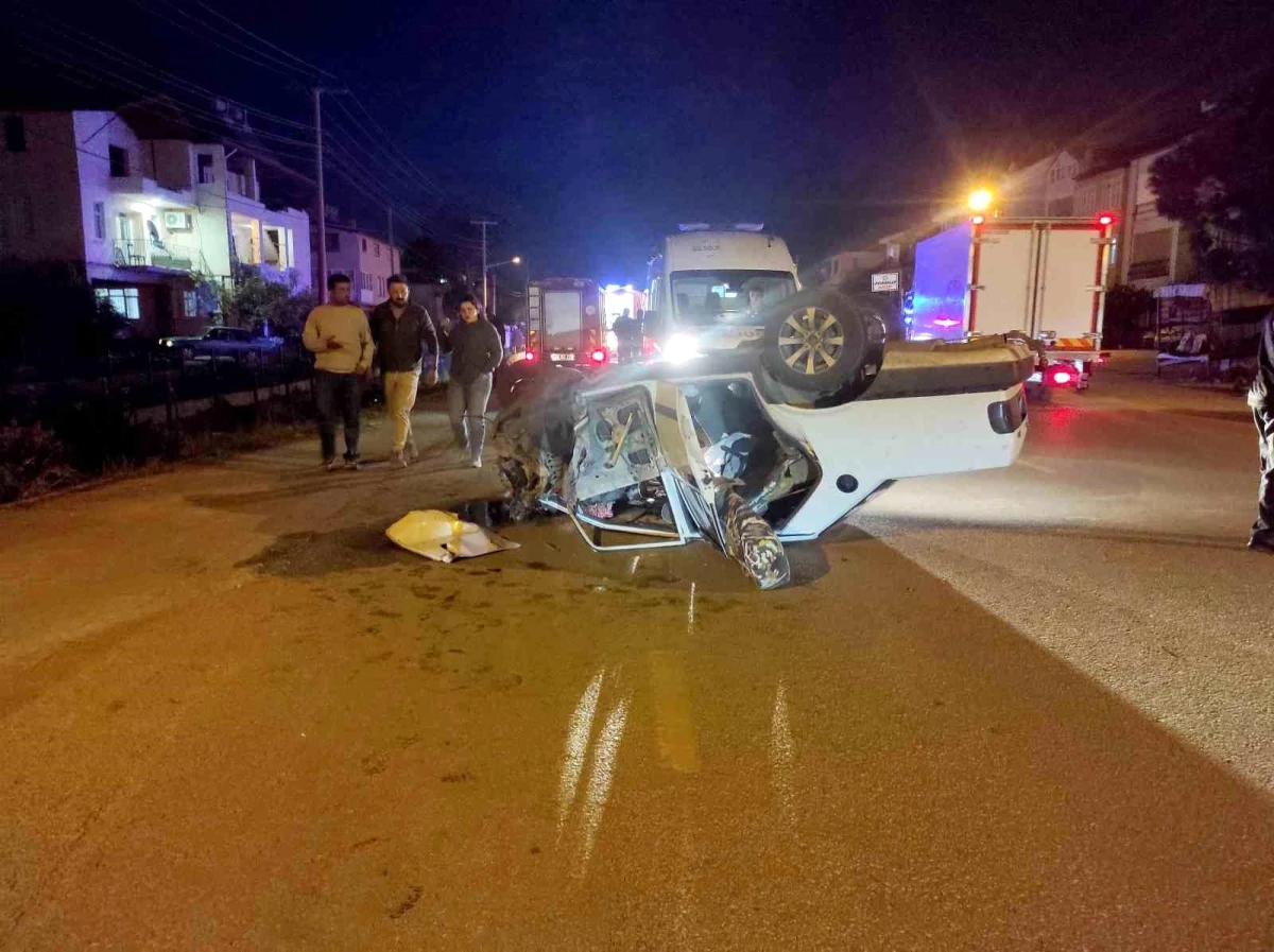 Fethiye\'de kafa kafaya çarpışan otomobillerde 4 kişi yaralandı